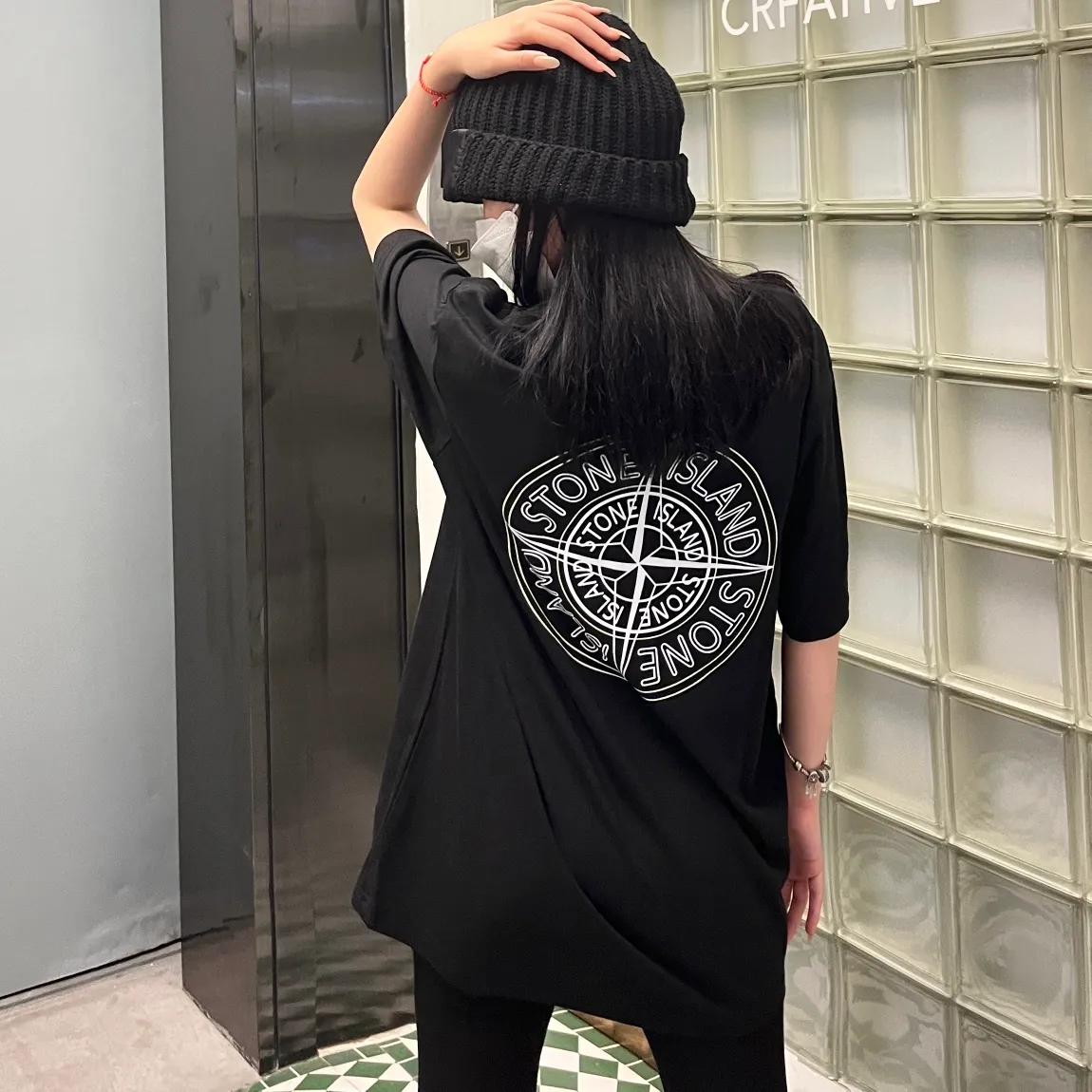 W609#P110💰 Stone Island has a large compass logo on the back of Stone Island. Logo printed short-sleeved men's and women's loose casual T-shirts. Made of 260 grams of combed cotton, 32-count double yarn, double threads and two needles to press the thread. No deformation after long-term washing. Imported 3D printing, no fading, no cracking. Washable double tags. Original packaging. Color: black-white. Size M-XXL.
